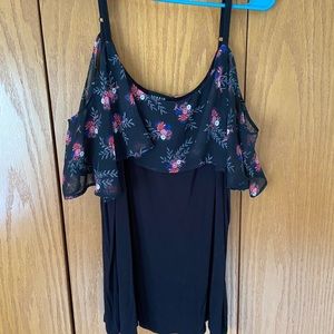 💜3/$15 Torrid size 1 cold shoulder fluttery top